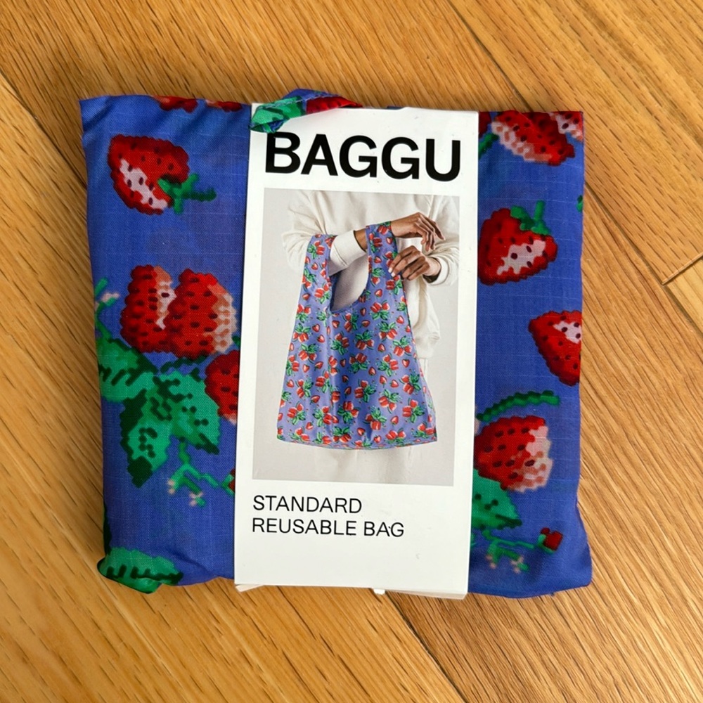 NWT BAGGU WILD STRAWBERRIES Standard Reusable Bag - Discontinued Pattern